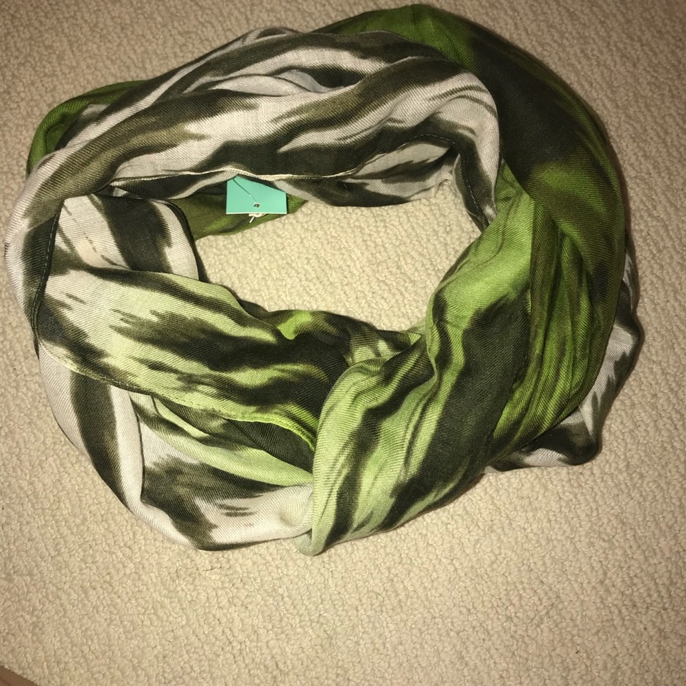Green infinity scarf NWT